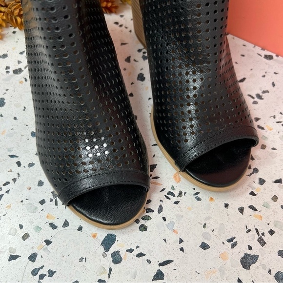 Steven By Steve Madden Perforated Suzy Black Stacked Snap Peep Toe Bootie Sz 7.5 - Picture 3 of 8